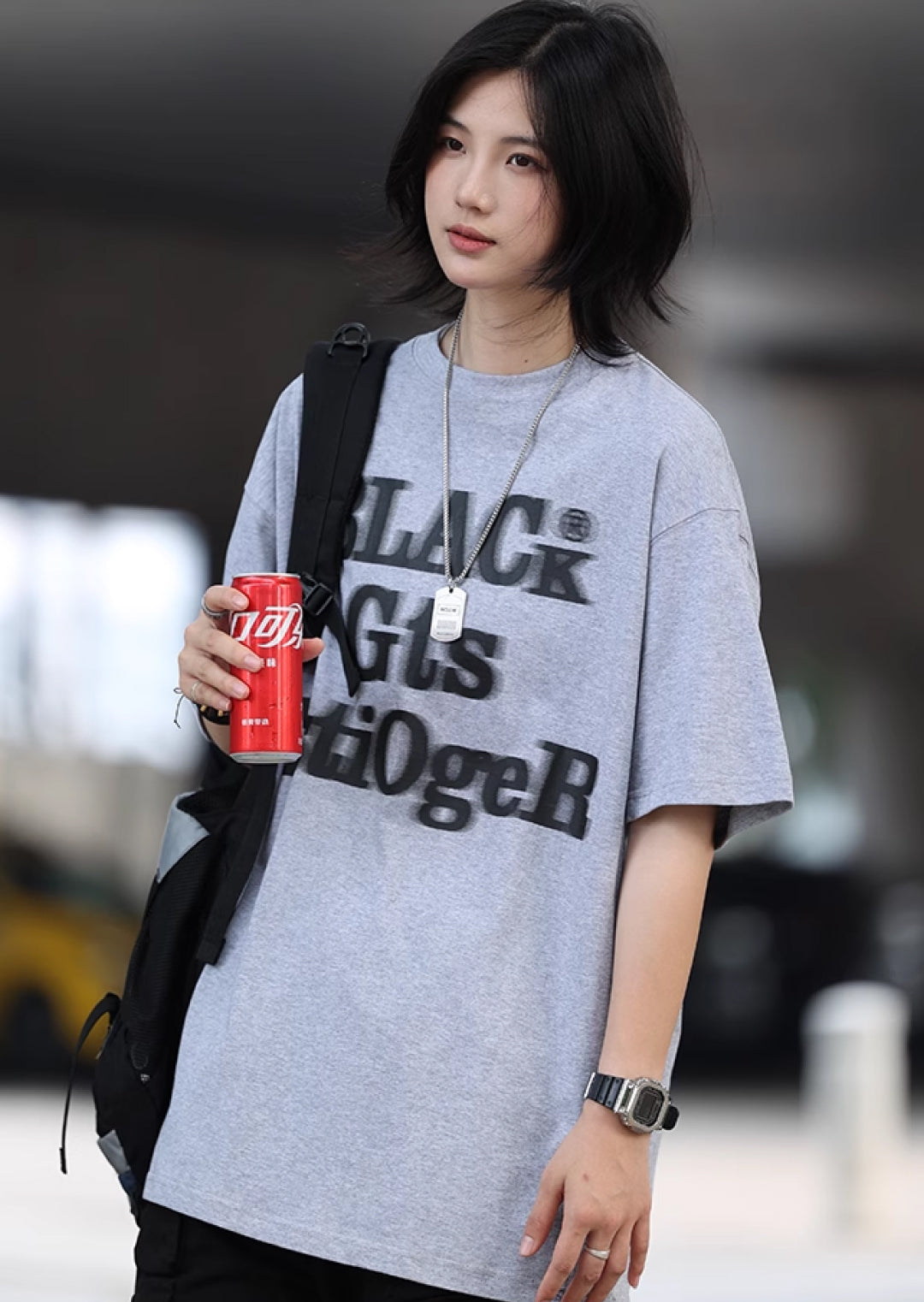 かすれビッグロゴプリント半袖Tシャツ M1051